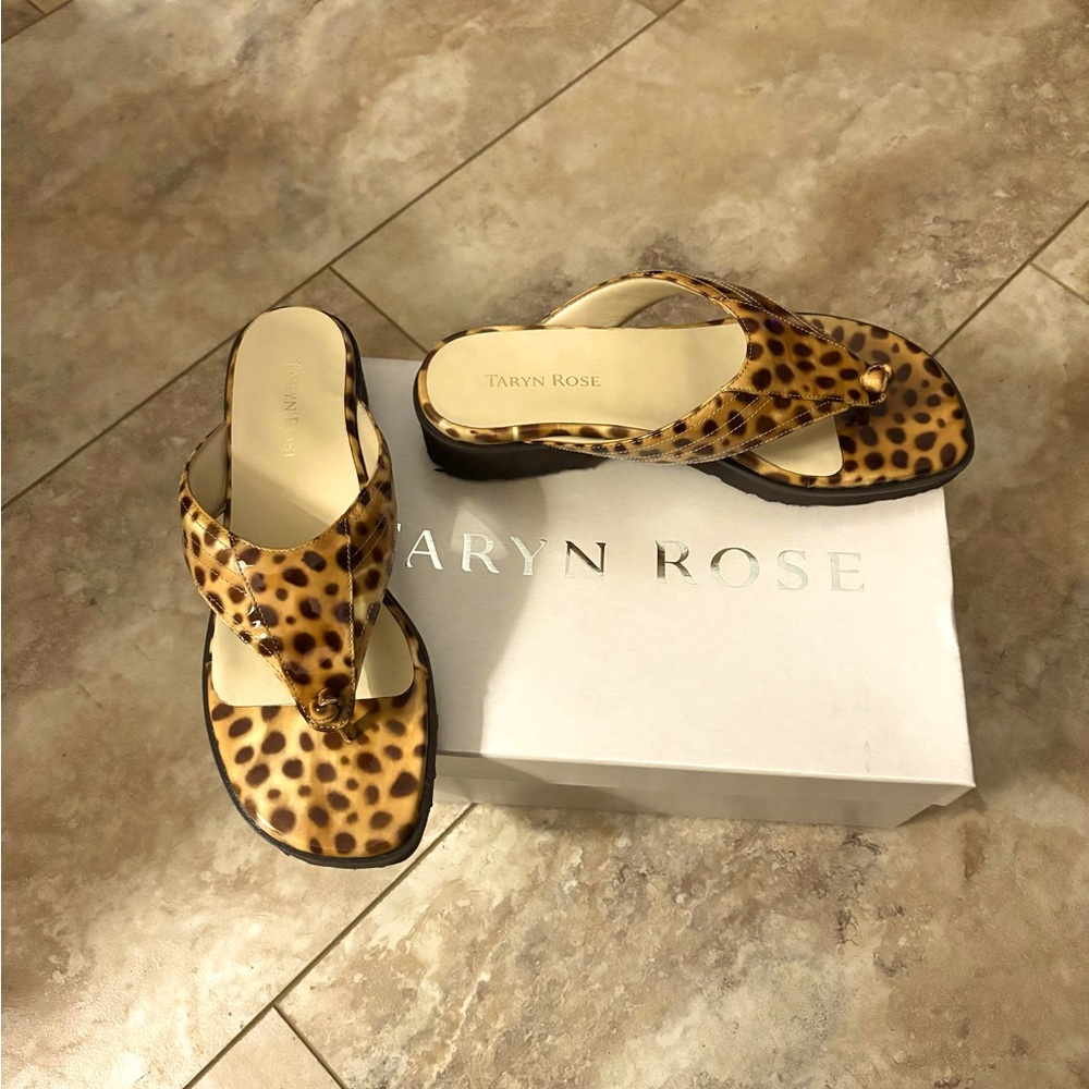 Authentic NIB Taryn Rose Trinity Thong Sandal Sz 6.5